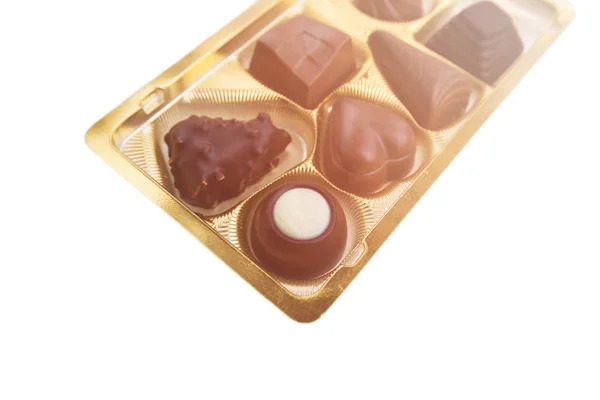 Uma coleção de chocolates mistos contra um fundo branco — Fotografia de Stock