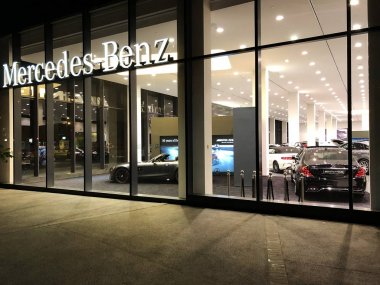 Herzliya, İsrail - 7 Aralık 2017: Mercedes-Benz küresel bir otomobil üreticisi Alman şirketi Daimler Ag bir bölümü ise.