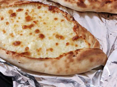  Acara khachapuri, açık ekmek peynir ve yumurta sarısı ile doldurulmuş. 