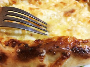  Acara khachapuri, açık ekmek peynir ve yumurta sarısı ile doldurulmuş. 