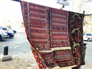 Tiflis, Gürcistan - 17 Mart 2016: Geleneksel Gürcü halı. Halı tipik geometrik desenleri ile Gürcistan'ın en ünlü ürünleri arasında yer almaktadır.