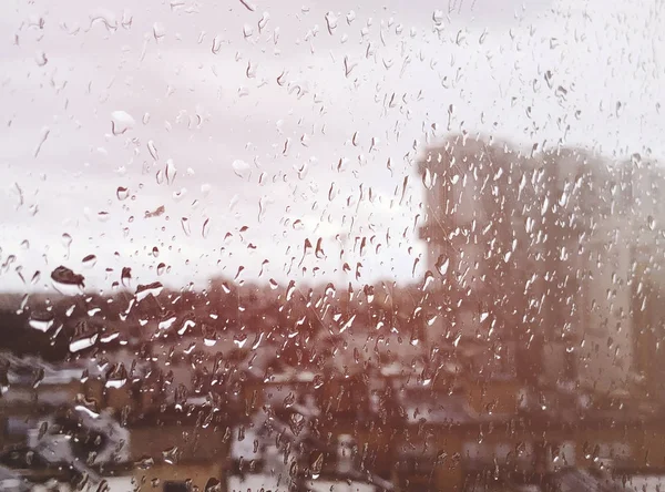 Goutte d'eau de pluie sur fenêtre en verre — Photo