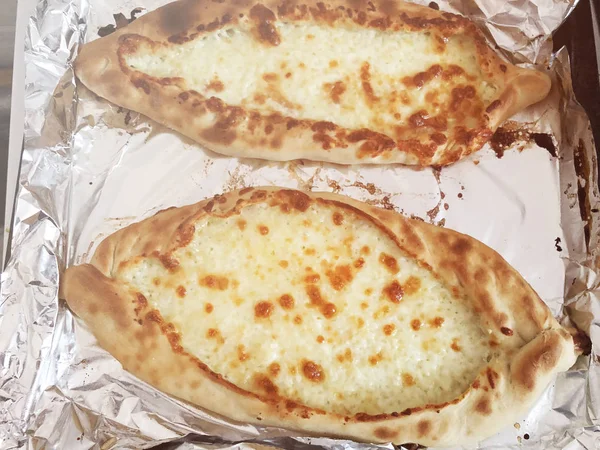 Adjarian khachapuri, open brood gevuld met kaas en ei dooier. — Stockfoto