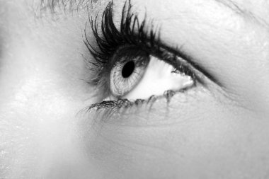 Güzel, anlayışlı bir kadın bakışı.. 