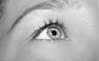 Güzel, anlayışlı bir kadın bakışı.. 