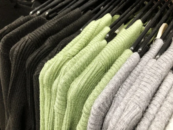 Damskie swetry na wieszaku w sklepie. — Zdjęcie stockowe