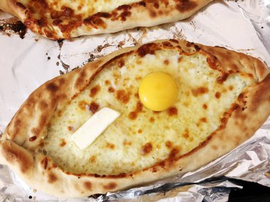  Acara khachapuri, açık ekmek peynir ve yumurta sarısı ile doldurulmuş. 