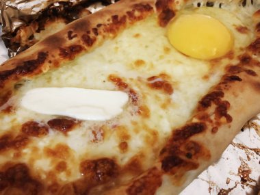  Acara khachapuri, açık ekmek peynir ve yumurta sarısı ile doldurulmuş. 