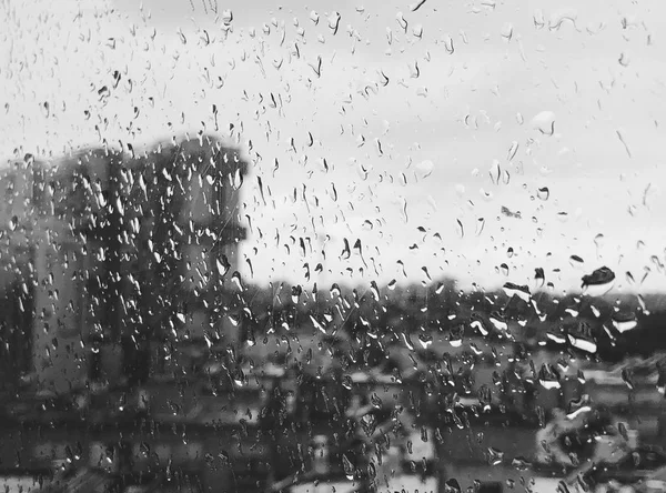 窓からすに雨の水滴 — ストック写真