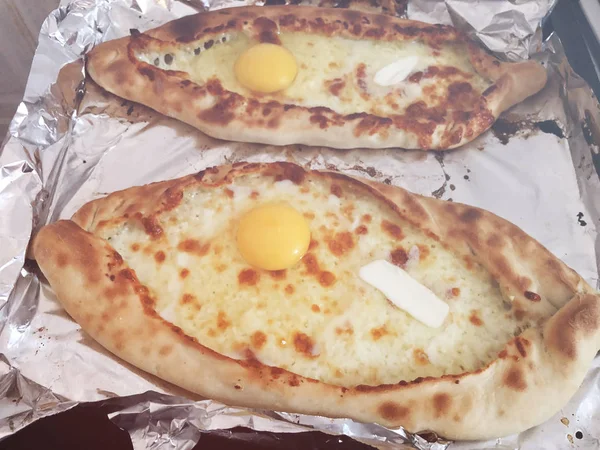 Adjarian khachapuri, pan abierto relleno con queso y yema de huevo . — Foto de Stock