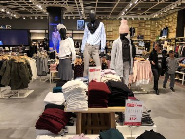 Rishon Le Zion, İsrail - 17 Aralık 2017: giyim mağazası içinde Azrieli alışveriş merkezinde Rishon Le Zion