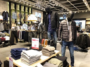 Rishon Le Zion, İsrail - 17 Aralık 2017: giyim mağazası içinde Azrieli alışveriş merkezinde Rishon Le Zion