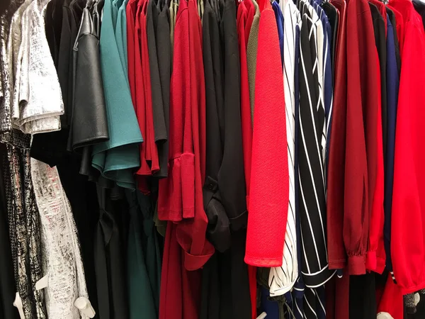 Ropa Moderna Una Tienda Una Percha Camisas Suéteres Diferentes Colores —  Fotos de Stock