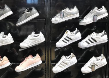 Rishon Le Zion, İsrail - 17 Aralık 2017: Adidas Ag tasarımları ve ayakkabı, giyim ve aksesuarları üreten bir Alman çokuluslu kuruluştur.