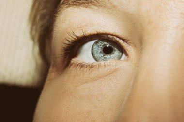 Güzel, anlayışlı bir kadın bakışı.. 