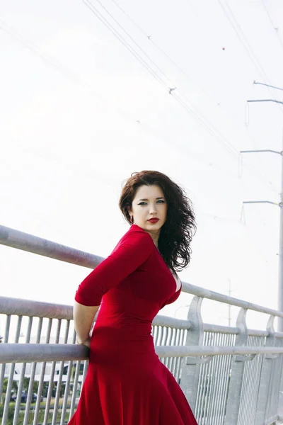 Retrato de longitud completa de la mujer de moda en vestido rojo — Foto de Stock