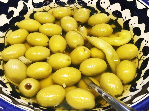 Textura de olivo. Aceitunas brillantes en un plato . —  Fotos de Stock