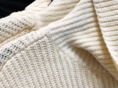 Bayan Kazak depodaki askı üzerinde. 