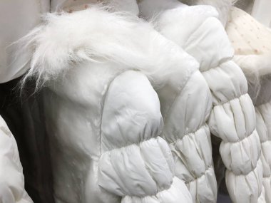 Erkek ve kadın'ın üstünde belgili tanımlık sayaç depodaki ceketler