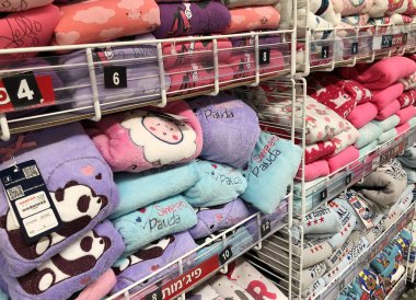 Bat Yam, İsrail - 11 Aralık 2017: sıcak kış giysileri mağaza satışı