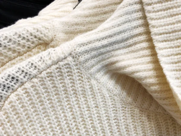 Bayan Kazak depodaki askı üzerinde. 