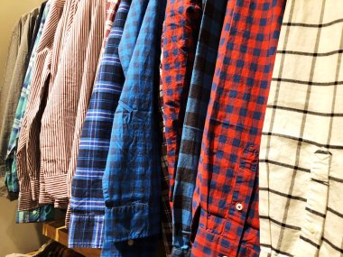 Depodaki askı kadın ve erkek gömlek.