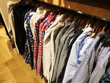 Depodaki askı kadın ve erkek gömlek.