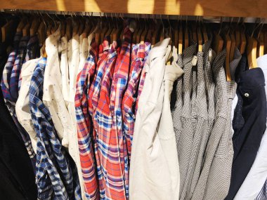 Depodaki askı kadın ve erkek gömlek.