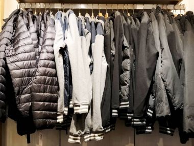 Erkekler aşağı üstünde belgili tanımlık sayaç depodaki ceketler