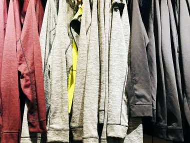 Bir dükkanda bir askı üzerinde modern giysiler. 