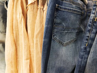 Bir dükkanda bir askı üzerinde modern giysiler. 