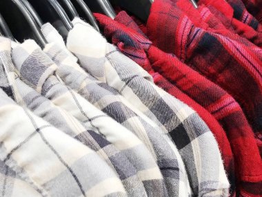 Depodaki askı beyaz ve kırmızı gömlek. 