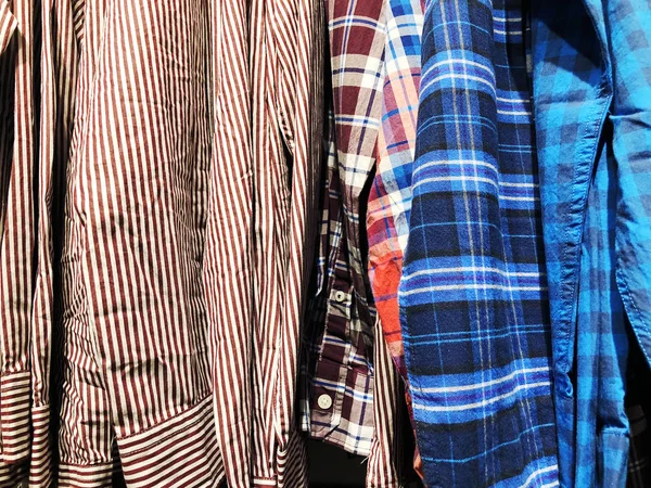 Depodaki askı kadın ve erkek gömlek. 
