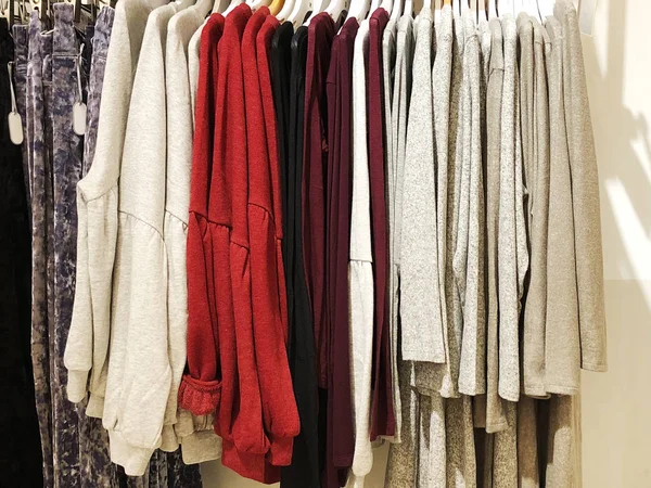 Nowoczesne ubrania w sklepie na wieszaku. — Zdjęcie stockowe