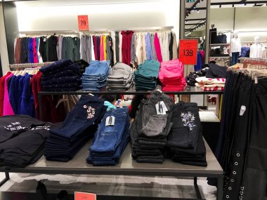 Rishon Le Zion, İsrail - 17 Aralık 2017: Modern giysiler bir askı üzerinde bir dükkanda. 