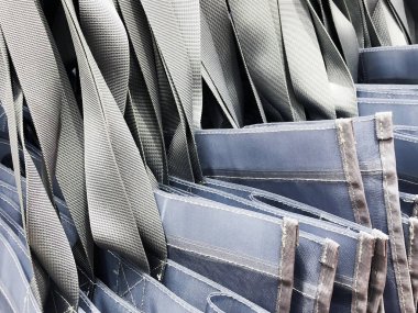 Bir giyim mağazası bir raf çanta Closeup fazla giysi üzerinde elle dayan