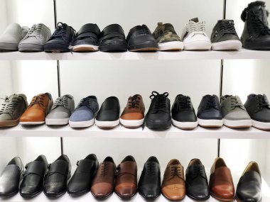 Erkek ayakkabıları ile mağaza raf resmini.