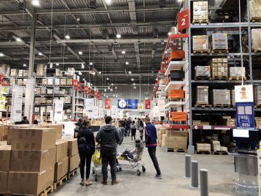 Rishon Le Zion, İsrail - 16 Aralık 2017: ambar koridorda bir IKEA mağazası.