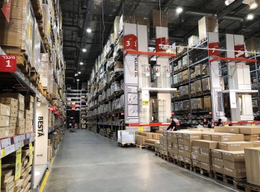Rishon Le Zion, İsrail - 16 Aralık 2017: ambar koridorda bir IKEA mağazası.