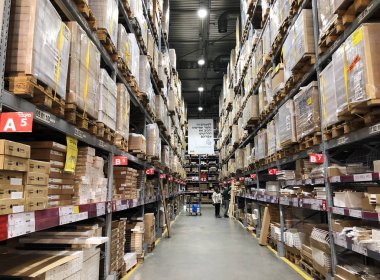 Rishon Le Zion, İsrail - 16 Aralık 2017: ambar koridorda bir IKEA mağazası.