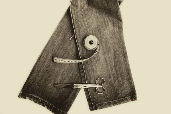 Tesoura de metal régua e fita métrica amarela em bolsos calças jeans . — Fotografia de Stock
