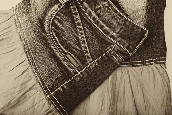 Modrá džínová sukně na bílém pozadí — Stock fotografie