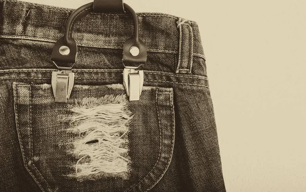 Detalhe de um suspensórios brancos em jeans vintage — Fotografia de Stock
