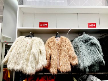 Rishon Le Zion, İsrail - 17 Aralık 2017: Modern giysiler bir askı üzerinde bir dükkanda. 