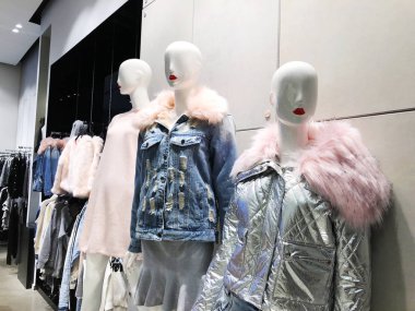 Kıyafetleri mankenler bir dükkanda üzerinde.