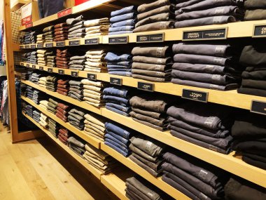 Rishon Le Zion, İsrail - 17 Aralık 2017: giyim mağazası içinde Azrieli alışveriş merkezinde Rishon Le Zion