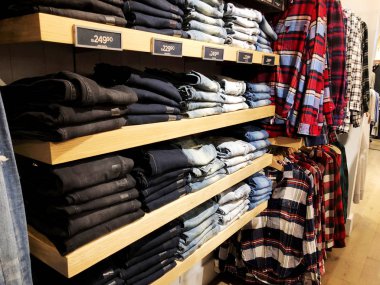 Rishon Le Zion, İsrail - 17 Aralık 2017: giyim mağazası içinde Azrieli alışveriş merkezinde Rishon Le Zion