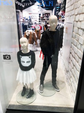 Rishon Le Zion, İsrail - 17 Aralık 2017: lüks ve şık marka Vitrini.  