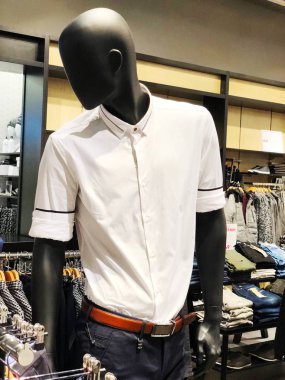 Rishon Le Zion, İsrail - 17 Aralık 2017: giyim mağazası içinde Azrieli alışveriş merkezinde Rishon Le Zion