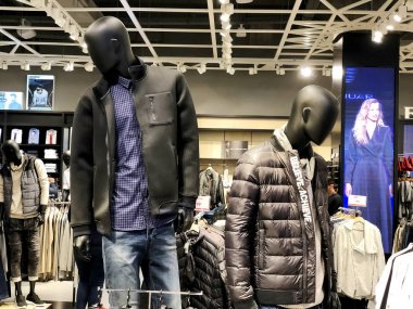 Rishon Le Zion, İsrail - 17 Aralık 2017: giyim mağazası içinde Azrieli alışveriş merkezinde Rishon Le Zion